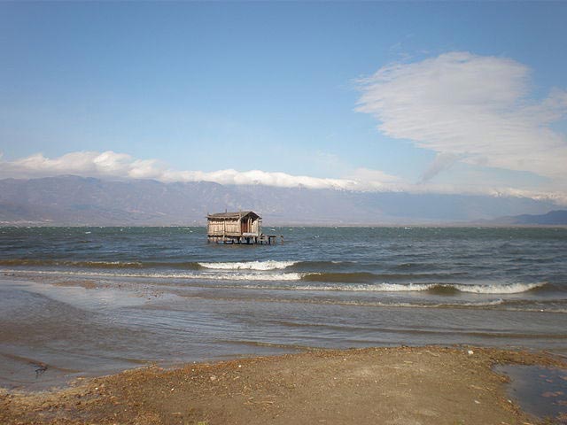 Фотографија од Дојранско Езеро, со наколна куќа во езерото