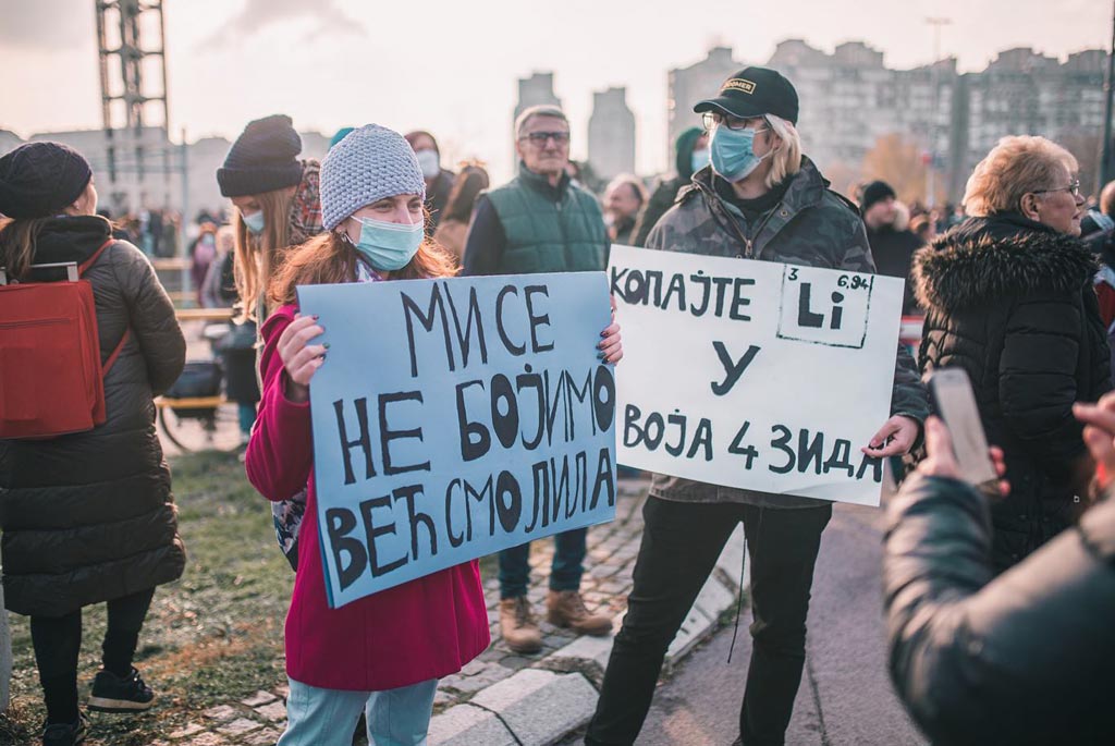 Граѓани протестираат на улиците во Белград, држат транспаренти против изградбата на рудник за литиум