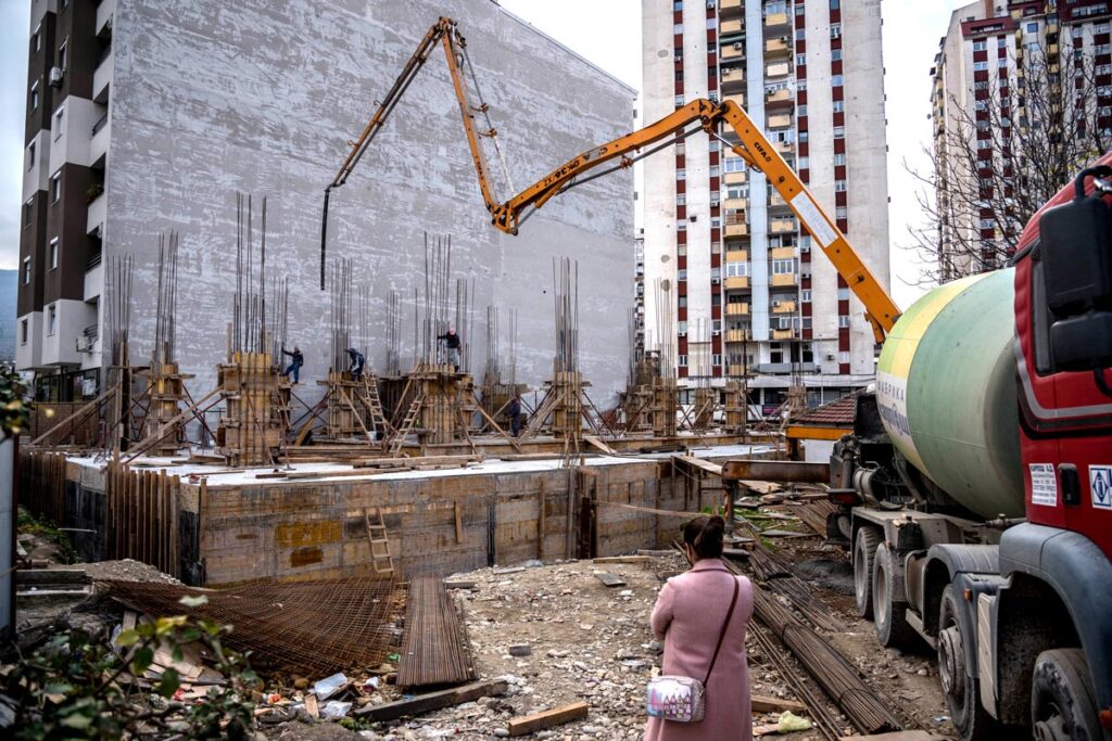 Мешалка за бетон и машина за пумпање бетон се гледаат како работат на зградата во изградба на ул. Никола Парапунов.