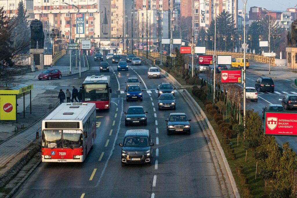 Фотографија од автомобилски и автобуски сообраќај на бул. Гоце Делчев.