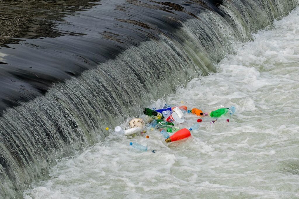 Пластични шишиња кои се задржуваат на каскадата кај Влае на реката Вардар.
