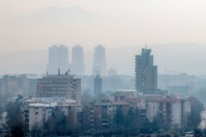 Фотографија од згради во Скопје, кои се губат во смогот и нечистиот воздух.