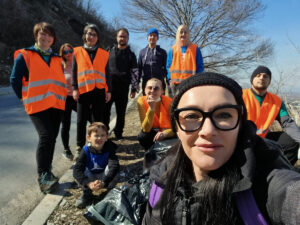 Ирена Ристиќ фотографирана со активисти на „Не биди ѓубре“