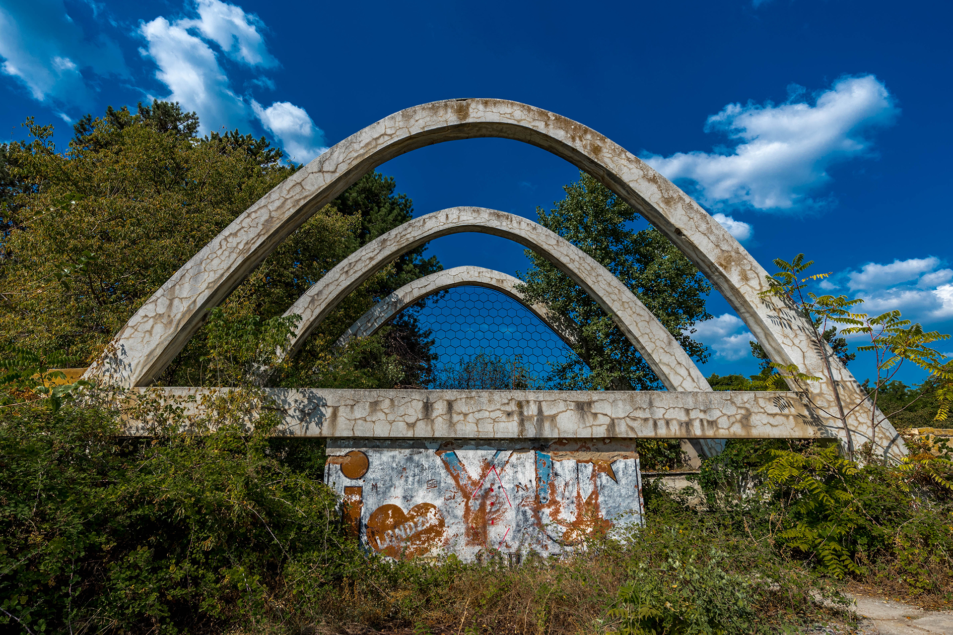 Фотографија од арката која се наоѓа во паркот во Сарај, кај базенот
