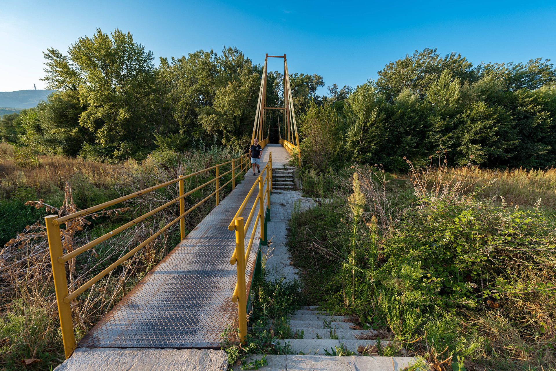 Фотографија од мостот во Ѓорче Петров кој води кон СРЦ Сарај преку реката Вардар