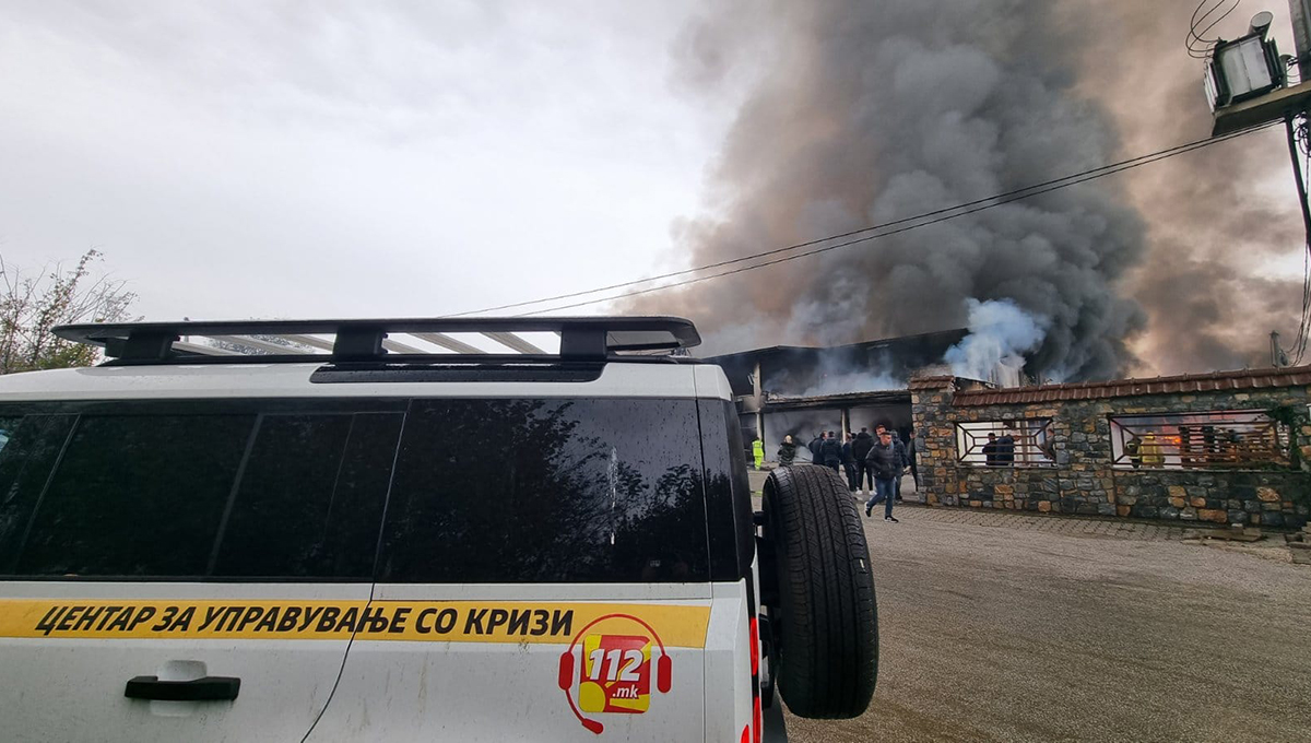 Фотографија од возило на ЦУК кое е во непосредна близина на пожарот во Фалиште