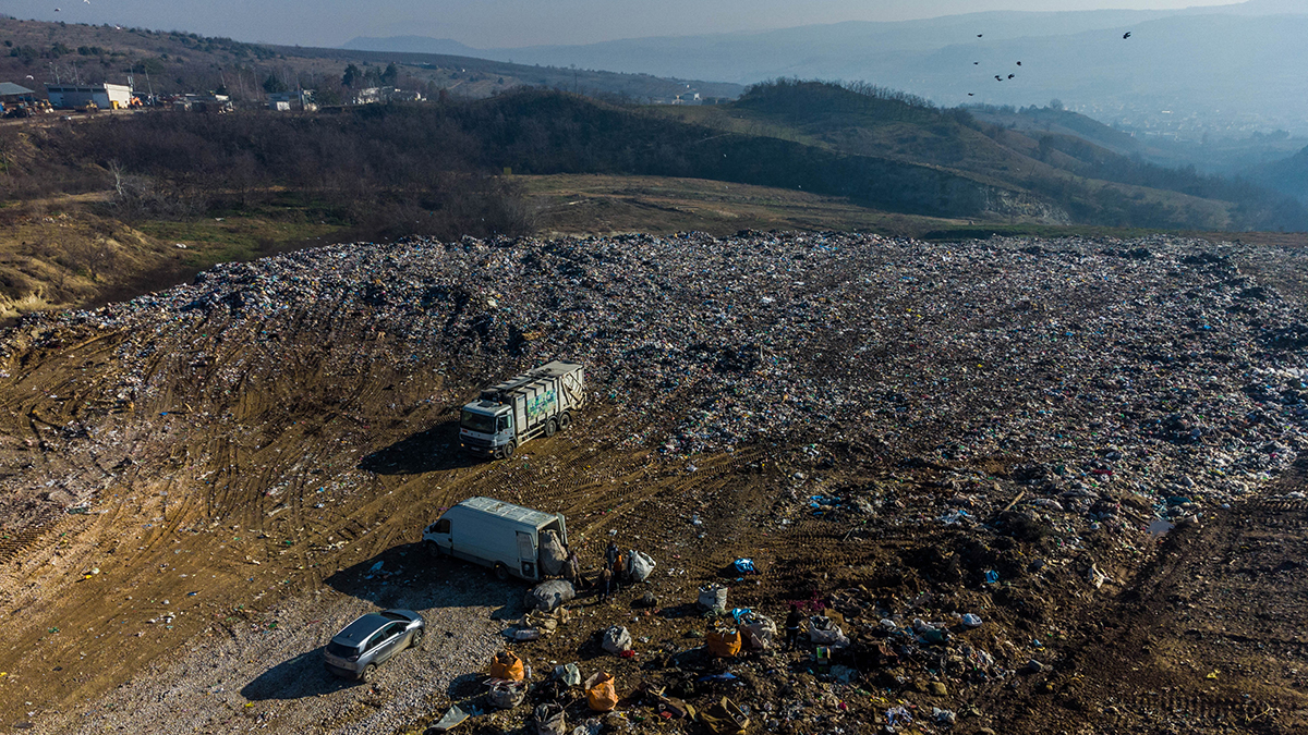 Фотографија од депонија во близина на Скопје