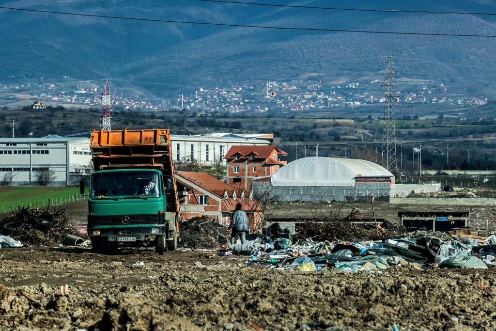 Фотографија од камион кој истура ѓубре во нелегална депонија близу Визбегово.