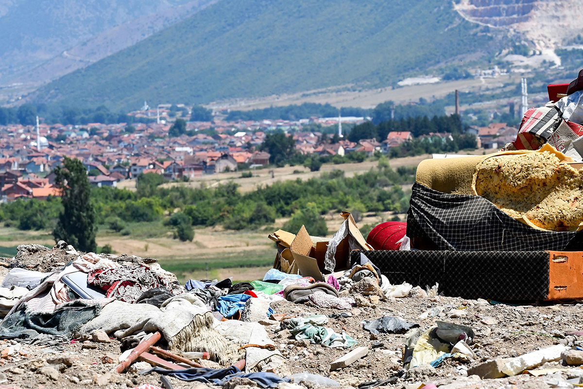 Фотографија на која се гледа расфрлано ѓубре на дива депонија.